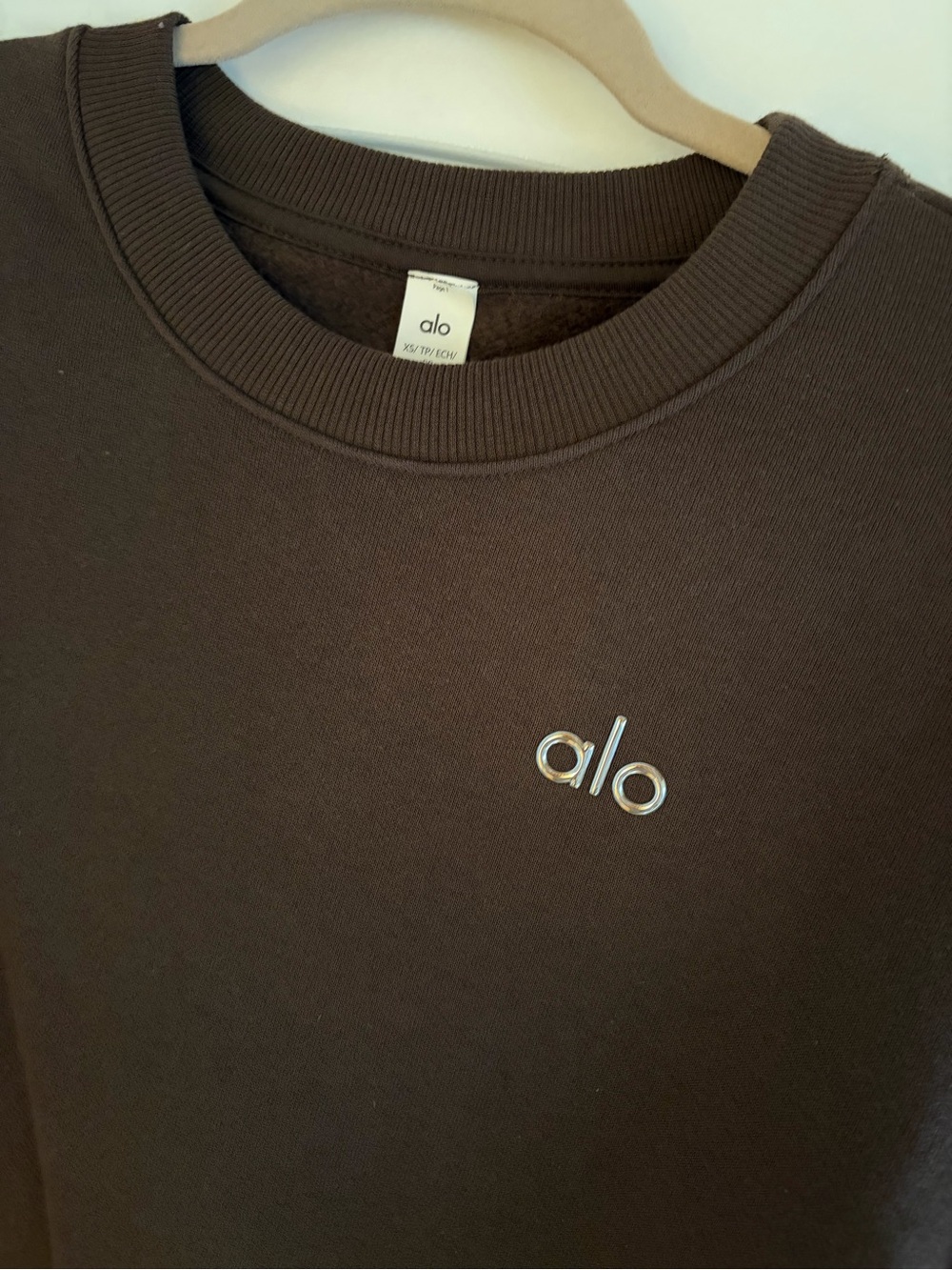Alo Yoga Accolade Crewneck Sweatshirt in espresso- size XS - Picture 2 of 10